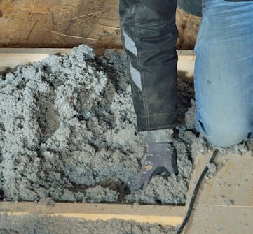 Celluloseisolasjon: Stapp løsullen godt inn under gangbroen fra begge sider Celluloseisolasjon: Stapp løsullen godt inn under gangbroen fra begge sider